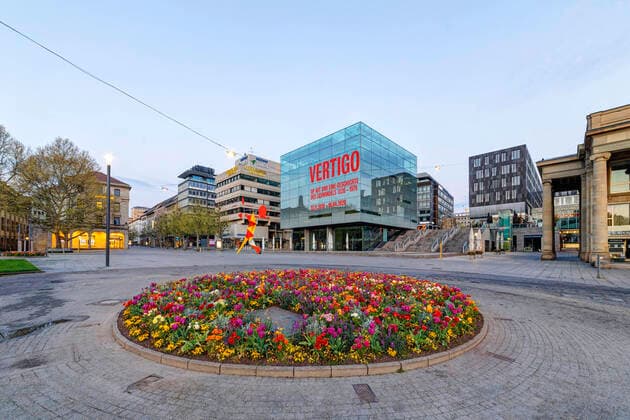 DEU, Germany, Baden Württemberg, Stuttgart, 13 04 2020 Shut down in Stuttgart The corona virus is paralysing the state capital Streets and squares are deserted Schlossplatz with art museum and Königsbau