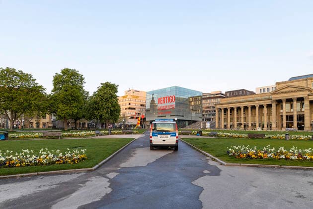 DEU, Germany, Baden Württemberg, Stuttgart, 13 04 2020 Shut down in Stuttgart The corona virus is paralysing the state capital Streets and squares are deserted Schlossplatz with art museum and Königsbau