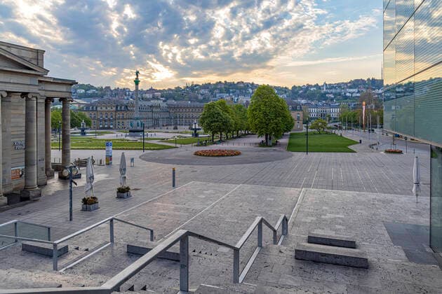 DEU, Germany, Baden Württemberg, Stuttgart, 13 04 2020 Shut down in Stuttgart The corona virus is paralysing the state capital Streets and squares are deserted Schlossplatz with the Jubilee Column and New Palace Left the Königsbau