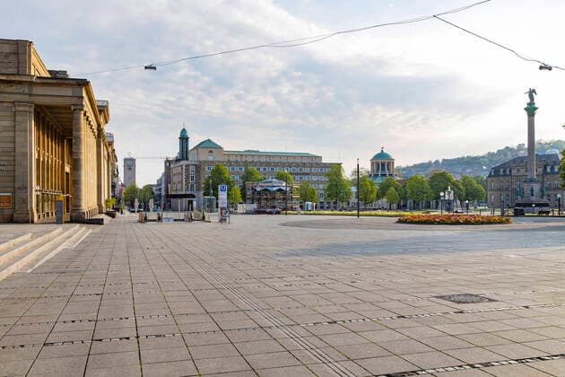 DEU, Germany, Baden Württemberg, Stuttgart, 13 04 2020 Shut down in Stuttgart The corona virus is paralysing the state capital streets and squares are deserted Schlossplatz with Königsbau and anniversary column