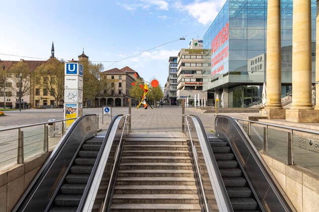 DEU, Germany, Baden Württemberg, Stuttgart, 13 04 2020 Shut down in Stuttgart The corona virus is paralysing the state capital Streets and squares are deserted Schlossplatz with art museum and Königsbau