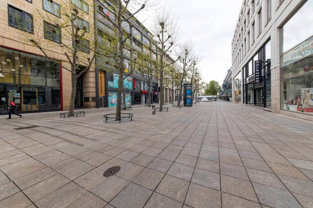 DEU, Germany, Baden Württemberg, Stuttgart, 13 04 2020 Shut down in Stuttgart The corona virus is paralysing the state capital streets and squares are deserted pedestrian zone Königstraße with closed shops