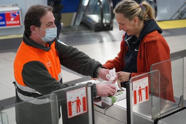 A police officer gives out free protective face masks during the lockdown amid the coronavirus disease COVID 19 outbreak in Madrid, Spain, April 13, 2020 Cordon Press