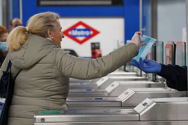 A police officer gives out free protective face masks during the lockdown amid the coronavirus disease COVID 19 outbreak in Madrid, Spain, April 13, 2020 Cordon Press