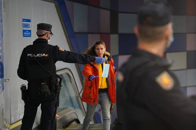 A police officer gives out free protective face masks during the lockdown amid the coronavirus disease COVID 19 outbreak in Madrid, Spain, April 13, 2020 Cordon Press