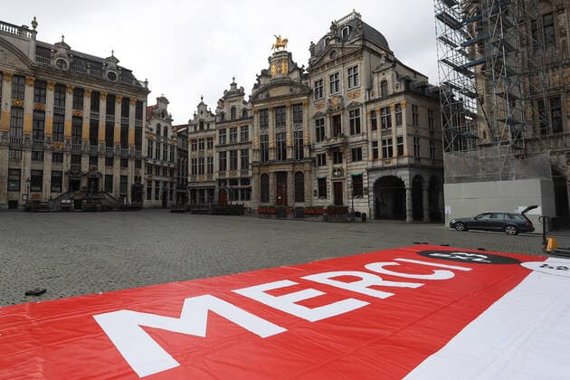(200413) -- BRUSSELS, April 13, 2020 -- A poster advocating courage and solidarity in the fight against COVID-19 is seen at the Grand Place in Brussels, Belgium, April 13, 2020. The number of confirmed COVID-19 cases in Belgium has increased from 29,647 to 30,589 by Monday morning with 3,903 deaths, according to the latest figures from Belgian health authorities. ) BELGIUM-BRUSSELS-CORONAVIRUS-SUPPORT-POSTER ZhengxHuansong 