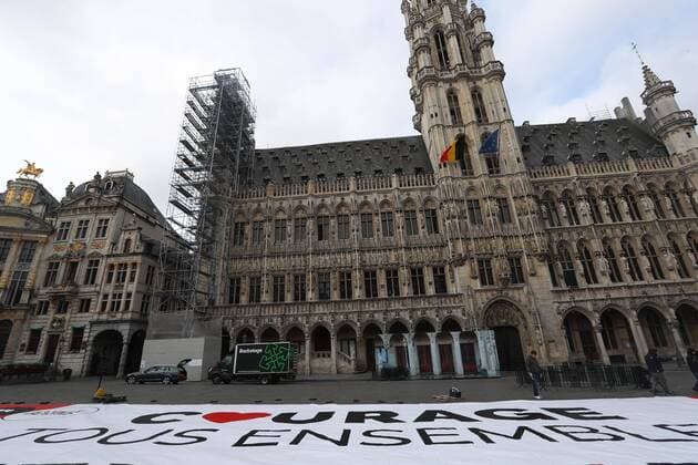 (200413) -- BRUSSELS, April 13, 2020 -- A poster advocating courage and solidarity in the fight against COVID-19 is seen at the Grand Place in Brussels, Belgium, April 13, 2020. The number of confirmed COVID-19 cases in Belgium has increased from 29,647 to 30,589 by Monday morning with 3,903 deaths, according to the latest figures from Belgian health authorities. ) BELGIUM-BRUSSELS-CORONAVIRUS-SUPPORT-POSTER ZhengxHuansong 