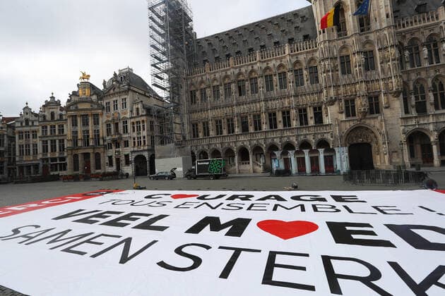(200413) -- BRUSSELS, April 13, 2020 -- A poster advocating courage and solidarity in the fight against COVID-19 is seen at the Grand Place in Brussels, Belgium, April 13, 2020. The number of confirmed COVID-19 cases in Belgium has increased from 29,647 to 30,589 by Monday morning with 3,903 deaths, according to the latest figures from Belgian health authorities. ) BELGIUM-BRUSSELS-CORONAVIRUS-SUPPORT-POSTER ZhengxHuansong 
