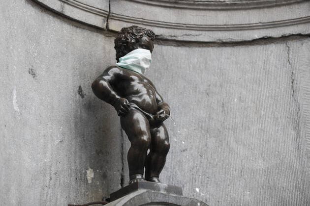 (200413) -- BRUSSELS, April 13, 2020 -- The Manneken Pis (Little Pissing Man) wearing a mask is seen in Brussels, Belgium, April 13, 2020. The number of confirmed COVID-19 cases in Belgium has increased from 29,647 to 30,589 by Monday morning with 3,903 deaths, according to the latest figures from Belgian health authorities. ) BELGIUM-BRUSSELS-CORONAVIRUS ZhengxHuansong 