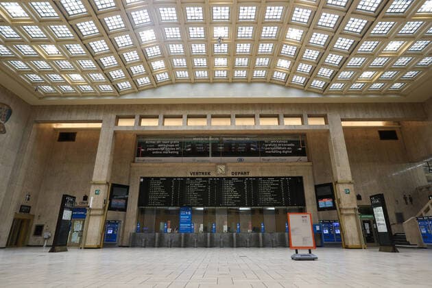 (200413) -- BRUSSELS, April 13, 2020 -- The central station is seen empty in Brussels, Belgium, April 13, 2020. The number of confirmed COVID-19 cases in Belgium has increased from 29,647 to 30,589 by Monday morning with 3,903 deaths, according to the latest figures from Belgian health authorities. ) BELGIUM-BRUSSELS-CORONAVIRUS ZhengxHuansong 