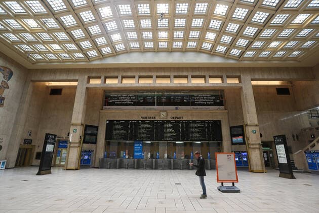 (200413) -- BRUSSELS, April 13, 2020 -- A man is seen in the empty central station in Brussels, Belgium, April 13, 2020. The number of confirmed COVID-19 cases in Belgium has increased from 29,647 to 30,589 by Monday morning with 3,903 deaths, according to the latest figures from Belgian health authorities. ) BELGIUM-BRUSSELS-CORONAVIRUS ZhengxHuansong 