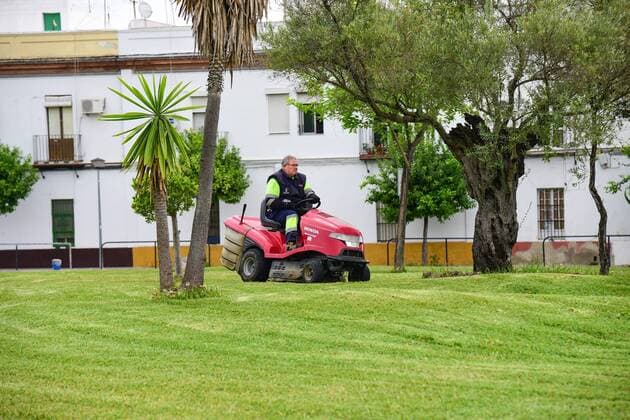 Contraction workers return to work after the end of the ban during confinement amid the outbreak of coronavirus disease COVID 19 in SEVILLE, Spain, April 13, 2020 Cordon Press