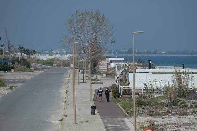 Corigliano-Rossano, deserted promenade but many people in the balconies and under the verandas celebrated Easter Monday in Coronavirus time (COVID-19). Respecting the restrictions, but respecting the tradition in the family. Ph. Alfonso Di Vincenzo Kontrolab  Copyright: xAlfonsoxDixVincenzox xIPAx xKontrolabx