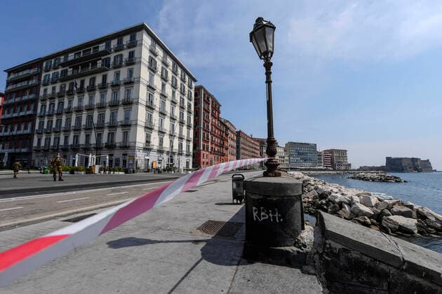 Access is blocked to seafront in Naples, southern Italy. The Italian government continues to enforce the nationwide lockdown measures to control the spread of COVID-19.  Copyright: xSalvatorexLaportax xIPAx xKontrolabx