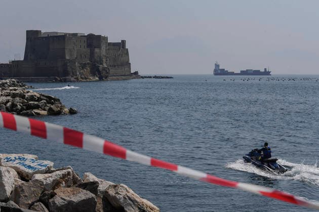Police officers use water jet for check, in a sea bay Naples, as Italy remains on lockdown to try and combat the spread of the coronavirus disease (COVID-19).  Copyright: xSalvatorexLaportax xIPAx xKontrolabx
