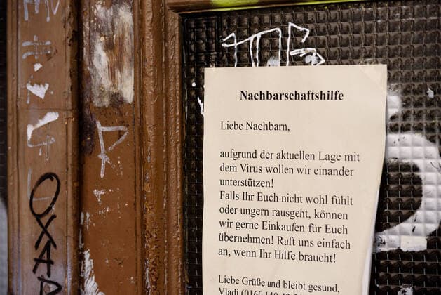 April 13, 2020: A note offering help to neighbours affected by the coronavirus hangs on a front door. The German government has considerably restricted public life over the last weeks in order to slow down the spread of the Covid 19 pandemic. - ZUMAs172 20200413_zap_s172_005 Copyright: xJanxScheunertx