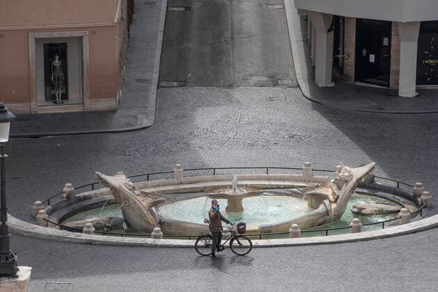 Coronavirus emergency in Rome A man with a bike at piazza di Spagna. Empty street in the city centre during Coronavirus (Covid-19) emergency in Rome. Rome Italy Italy Copyright: DavidexFracassi