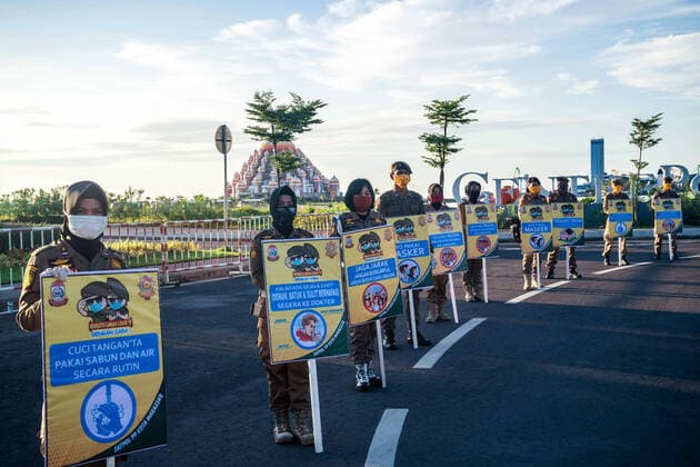 April 13, 2020, Makassar, South Sulawesi, Indonesia: Makassar City Civil Service Police Unit personnel wearing masks took to the streets urging the public to obey Indonesian government regulations during the Covid-19 pandemic by wearing masks while on the road and staying at home if there was no urgent need. The Indonesian government reported that until Monday the number of Covid-19 sufferers was 4,557, with 399 reported dead. Makassar Indonesia - ZUMAb223 20200413_zip_b223_021 Copyright: xHerwinxBaharx