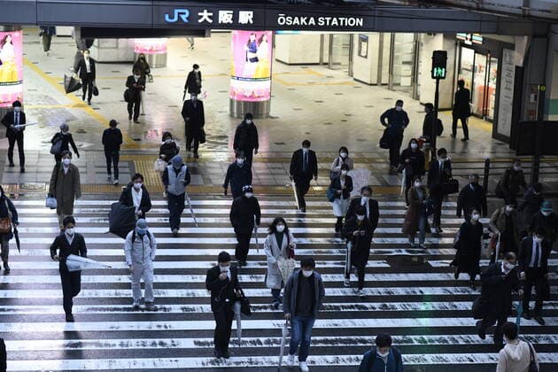 OSAKA, JAPAN - APRIL 13: Commuters wearing mask head home near JR Osaka Station on Monday, April 13, 2020, amid the spread of the new coronavirus. Japanese Prime Minister Shinzo Abe declared a state of emergency last Tuesday for Tokyo and six other prefectures to ramp up defenses against the spread of the coronavirus. (Photo: Richard Atrero de Guzman AFLO)  (125302383)