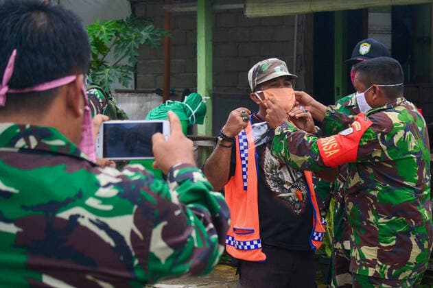 April 13, 2020, Blangpidie, Aceh, Indonesia: The National Army in the city of Blangpidie distribute free homemade cloth masks to the people..The Indonesian government requires people to wear masks whenever they are outside their homes in accordance with recommendations from the World Health Organization (WHO) to prevent the spread of COVID-19 in Indonesia. Blangpidie Indonesia - ZUMAs197 20200413_zaa_s197_053 Copyright: xMimixSaputrax