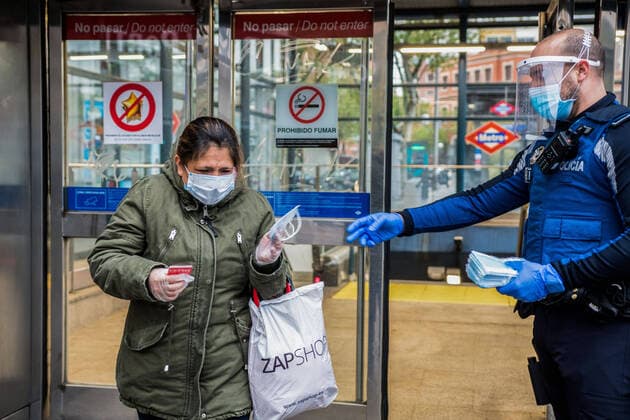 April 13, 2020, Madrid, Spain: A Spanish police officer distributes face masks at the Embajadores Station in Madrid..Some companies were set to resume operations at the end of the two-week halt of all non-essential activities amid a national lockdown to stop the spread of the COVID-19 coronavirus. More than 15,000 people are reported to have died in Spain due to the COVID-19 outbreak, although the country has reported a decline in the daily number of deaths. Madrid Spain - ZUMAs197 20200413_zaa_s197_055 Copyright: xBraisxG.xRoucox