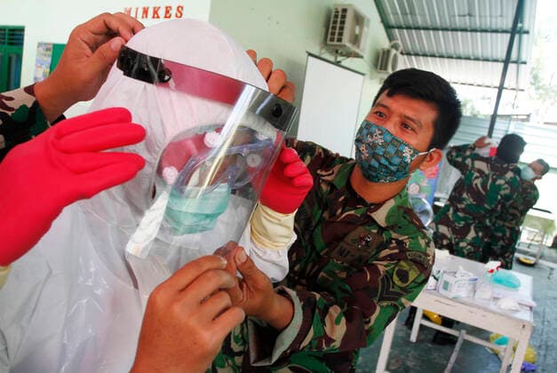(200413) -- SURAKARTA, April 13, 2020 -- Army personnel wear protective equipment during a safety protocol drill in Surakarta, Indonesia, April 13, 2020. Indonesia has reported 316 new COVID-19 cases on Monday, lower than the number on Sunday when it was recorded at 399 cases, bringing the total to 4,557 with 399 fatalities and 380 people recovering, the government s spokesman for the Novel Coronavirus-Related Matters Achmad Yurianto said. (Photo by Xinhua) INDONESIA-SURAKARTA-COVID-19 Mardi 