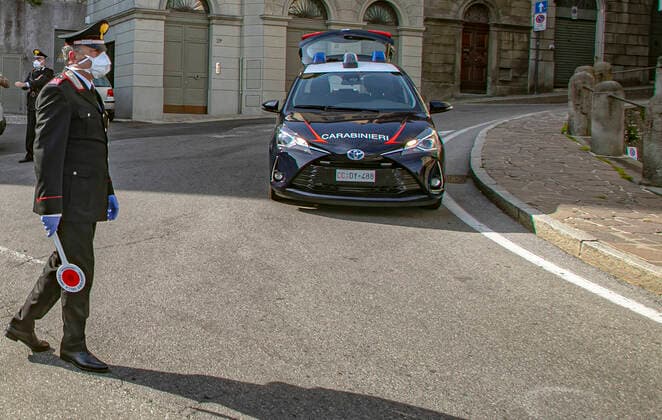 Bergamo Coronavirus - Carabinieri checkpoint on Viale delle Mura (Foto Sergio Agazzi Fotogramma, Bergamo - 2020-04-13) p.s. la foto e utilizzabile nel rispetto del contesto in cui e stata scattata, e senza intento diffamatorio del decoro delle persone rappresentate  Copyright: xFotox SergioxAgazzix xFOTOGRAMMAx
