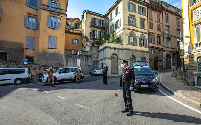 Bergamo Coronavirus - Carabinieri checkpoint on Viale delle Mura (Foto Sergio Agazzi Fotogramma, Bergamo - 2020-04-13) p.s. la foto e utilizzabile nel rispetto del contesto in cui e stata scattata, e senza intento diffamatorio del decoro delle persone rappresentate  Copyright: xFotox SergioxAgazzix xFOTOGRAMMAx