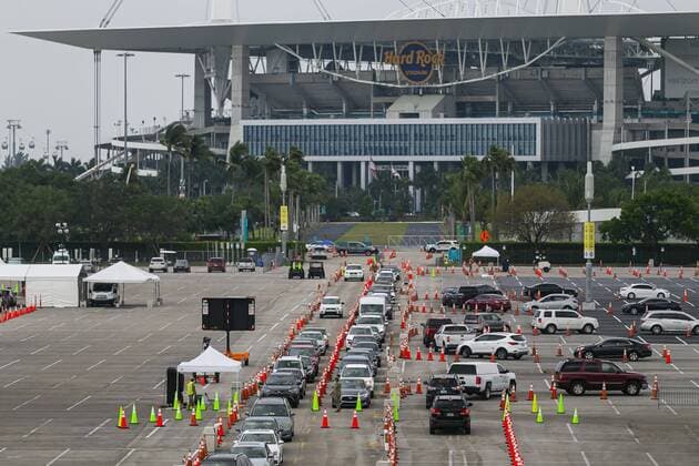 April 13, 2020, Miami, Fl, USA: People lineup in their cars as they arrive to a COVID-19 drive-thru testing center near the Hard Rock Stadium in Miami Gardens, Florida on Monday, April 13, 2020. The Florida Army National Guard set up the center and is now expanding its testing criteria to include anyone with COVID-19 symptoms. Miami USA - ZUMAm67_ 20200413_zaf_m67_015 Copyright: xMatiasxJ.xOcnerx