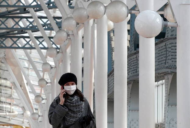 MOSCOW, RUSSIA - APRIL 13, 2020: A young woman in a face mask crosses Bogdan Khmelnitsky pedestrian bridge in central Moscow during the pandemic of the novel coronavirus disease (COVID-19). Moscow has been on lockdown in connection with the pandemic since 30 March 2020. At the end of March, the Russian government announced a paid period off work for employed people and school holidays, which are expected to last till the end of April. As of 12 April 2020, Russia has reported more 18,300 confirmed cases of the novel coronavirus infection, with more than 11,500 confirmed cases in Moscow. Sergei Fadeichev TASS  TS0D5949