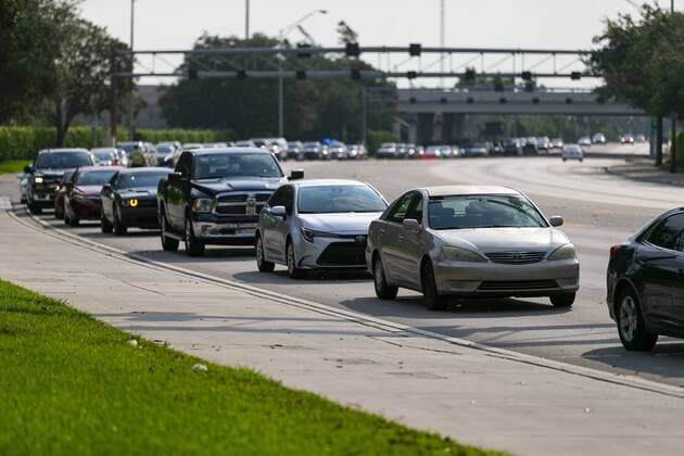 April 13, 2020, Miami, Fl, USA: A COVID-19 drive-thru testing center operates in a parking lot near the Hard Rock Stadium in Miami Gardens, Florida on Monday, April 13, 2020. The Florida Army National Guard set up the center and is now expanding its testing criteria to include anyone with COVID-19 symptoms. Miami USA - ZUMAm67_ 20200413_zaf_m67_022 Copyright: xMatiasxJ.xOcnerx