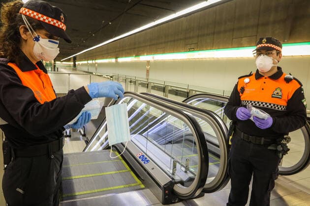 April 13, 2020: 13 April 2020 (Malaga) Distribution of masks in Malaga after the end of economic hibernation. Civil Protection Forces and State Security Bodies and Forces Begin to Distribute 372,000 Government Masks at Suburban, Urban and Interurban Transportation Stations - ZUMAc161 20200413_zap_c161_018 Copyright: xLorenzoxCarnerox