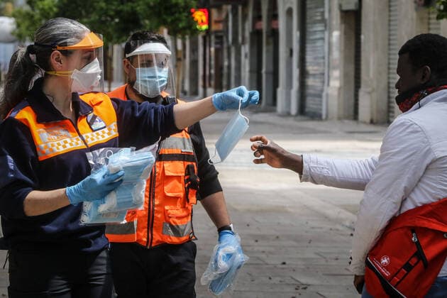 April 13, 2020: 13 April 2020 (Malaga) Distribution of masks in Malaga after the end of economic hibernation. Civil Protection Forces and State Security Bodies and Forces Begin to Distribute 372,000 Government Masks at Suburban, Urban and Interurban Transportation Stations - ZUMAc161 20200413_zap_c161_024 Copyright: xLorenzoxCarnerox