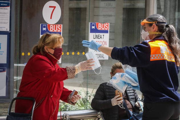 April 13, 2020: 13 April 2020 (Malaga) Distribution of masks in Malaga after the end of economic hibernation. Civil Protection Forces and State Security Bodies and Forces Begin to Distribute 372,000 Government Masks at Suburban, Urban and Interurban Transportation Stations - ZUMAc161 20200413_zap_c161_025 Copyright: xLorenzoxCarnerox
