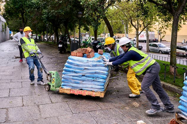 April 13, 2020, Madrid, Spain: Constructors wearing face masks as a preventive measure resume back to work at a construction site during a nationwide lockdown..Thousands of Spaniards resume back to their jobs after finishing the standstill of all work activities and services not essentials and to return to original alarm state and lockdown since the outbreak of coronavirus (COVID-19) began in Spain Madrid Spain - ZUMAs197 20200413_zaa_s197_102 Copyright: xLeganxP.xMacex