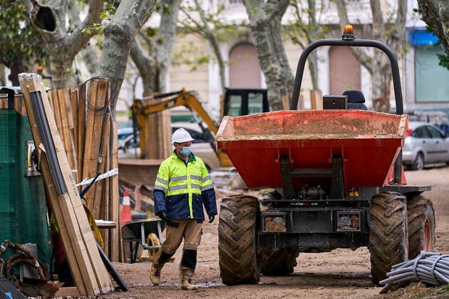 April 13, 2020, Madrid, Spain: Constructors wearing face masks as a preventive measure resume back to work at a construction site during a nationwide lockdown..Thousands of Spaniards resume back to their jobs after finishing the standstill of all work activities and services not essentials and to return to original alarm state and lockdown since the outbreak of coronavirus (COVID-19) began in Spain Madrid Spain - ZUMAs197 20200413_zaa_s197_103 Copyright: xLeganxP.xMacex