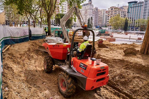 April 13, 2020, Madrid, Spain: Constructors wearing face masks as a preventive measure resume back to work at a construction site during a nationwide lockdown..Thousands of Spaniards resume back to their jobs after finishing the standstill of all work activities and services not essentials and to return to original alarm state and lockdown since the outbreak of coronavirus (COVID-19) began in Spain Madrid Spain - ZUMAs197 20200413_zaa_s197_104 Copyright: xLeganxP.xMacex