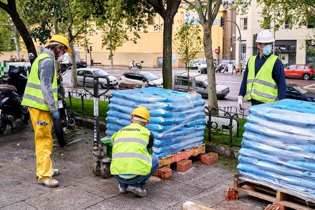 April 13, 2020, Madrid, Spain: Constructors wearing face masks as a preventive measure resume back to work at a construction site during a nationwide lockdown..Thousands of Spaniards resume back to their jobs after finishing the standstill of all work activities and services not essentials and to return to original alarm state and lockdown since the outbreak of coronavirus (COVID-19) began in Spain Madrid Spain - ZUMAs197 20200413_zaa_s197_105 Copyright: xLeganxP.xMacex