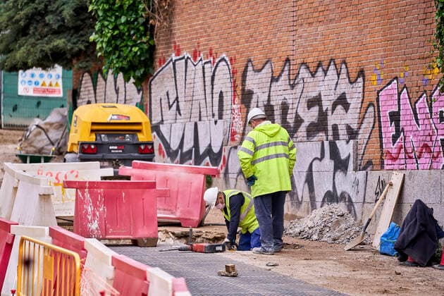 April 13, 2020, Madrid, Spain: Constructors wearing face masks as a preventive measure resume back to work at a construction site during a nationwide lockdown..Thousands of Spaniards resume back to their jobs after finishing the standstill of all work activities and services not essentials and to return to original alarm state and lockdown since the outbreak of coronavirus (COVID-19) began in Spain Madrid Spain - ZUMAs197 20200413_zaa_s197_106 Copyright: xLeganxP.xMacex
