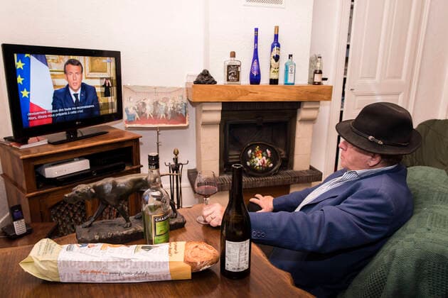 News Themen der Woche KW16 Chambery, France April 13, 2020 - A A confined French man in watching on television the speech of the French President Emmanuel Macron concerning the COVID19 health crisis ALLOCUTION, MACRON, PRESIDENT DE LA REPUBLIQUE, DISCOURS, COVID19, CRISE SANITAIRE, CONFINEMENT, SANTE, CORONAVIRUS, POLITIQUE Copyright: xVincentxIsorex