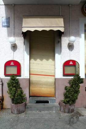 13 04 2020, Berlin Germany The corona crisis threatens small businesses in particular, and the closure of restaurants and cafés is threatening their existence