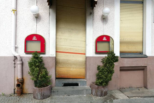 13 04 2020, Berlin Germany The corona crisis threatens small businesses in particular, and the closure of restaurants and cafés is threatening their existence