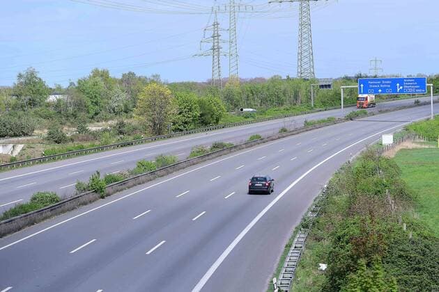 Coronavirus Easter travel on 13 04 2020 in Oberhausen Almost no cars are seen on Easter Monday 13 04 2020 on the A3 motorway in Oberhausen xRx