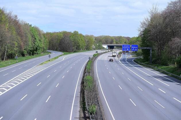 Coronavirus Easter travel on 13 04 2020 in Oberhausen Almost no cars are seen on Easter Monday 13 04 2020 on the A3 motorway in Oberhausen xRx
