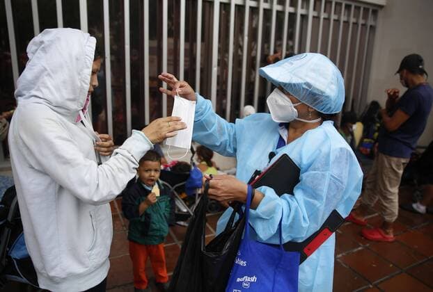 Venezuelan citizens await for medical attention at the town hall of Cali, Colombia, 13 April 2020, during a health and identification day for 200 Venezuelans who will leave by bus from Cali to the Cucuta border tomorrow to return to their country. 200 Venezuelans will leave by bus from Cali to Cucuta, in order to return to their country !ACHTUNG: NUR REDAKTIONELLE NUTZUNG!  Copyright: xERNESTOxGUZMANxJRx AME2233 20200413-637224094587127782