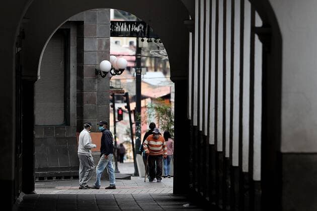 Ecuadorian citizens with masks walk this Monday, during the quarantine decreed by the Government, through the streets of Quito, Ecuador 13 April 2020. Monitoring of coronavirus crisis in Ecuador !ACHTUNG: NUR REDAKTIONELLE NUTZUNG!  Copyright: xJosexJacomex AME2285 20200413-637224113901093811