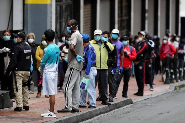 Ecuadorian citizens with masks approach supermarkets this Monday, during the quarantine decreed by the Government, in Quito, Ecuador 13 April 2020. Monitoring of coronavirus crisis in Ecuador !ACHTUNG: NUR REDAKTIONELLE NUTZUNG!  Copyright: xJosexJacomex AME2278 20200413-637224115812811733