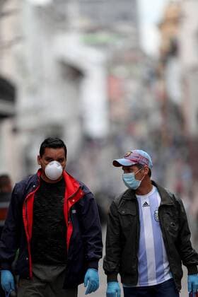 Ecuadorian citizens with masks walk this Monday, during the quarantine decreed by the Government, through the streets of Quito, Ecuador 13 April 2020. Monitoring of coronavirus crisis in Ecuador !ACHTUNG: NUR REDAKTIONELLE NUTZUNG!  Copyright: xJosexJacomex AME2280 20200413-637224116427580649