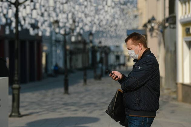 (200413) -- MOSCOW, April 13, 2020 (Xinhua) -- A man wearing a face mask is seen in Moscow, Russia, on April 13, 2020. Russia has registered a total of 18,328 cases of COVID-19 as of Monday, with the number of infected rising by a new daily record of 2,558, and the death toll reaching 148. (Xinhua Evgeny Sinitsyn) RUSSIA-MOSCOW-COVID-19-CASES 