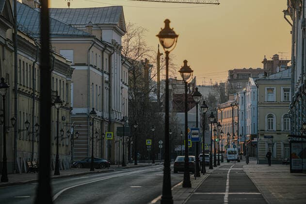 (200413) -- MOSCOW, April 13, 2020 (Xinhua) -- An almost-empty street is seen in Moscow, Russia, on April 13, 2020. Russia has registered a total of 18,328 cases of COVID-19 as of Monday, with the number of infected rising by a new daily record of 2,558, and the death toll reaching 148. (Xinhua Evgeny Sinitsyn) RUSSIA-MOSCOW-COVID-19-CASES 